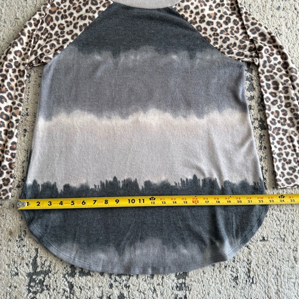 NWOT-Emerald Brand Leopard Sleeve Gray Ombre Raglan Top - Women Sz M - Picture 6 of 10